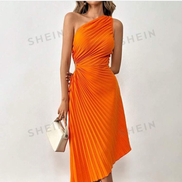 Gorgeous and super sexy pleated dress NWT - Picture 2 of 6